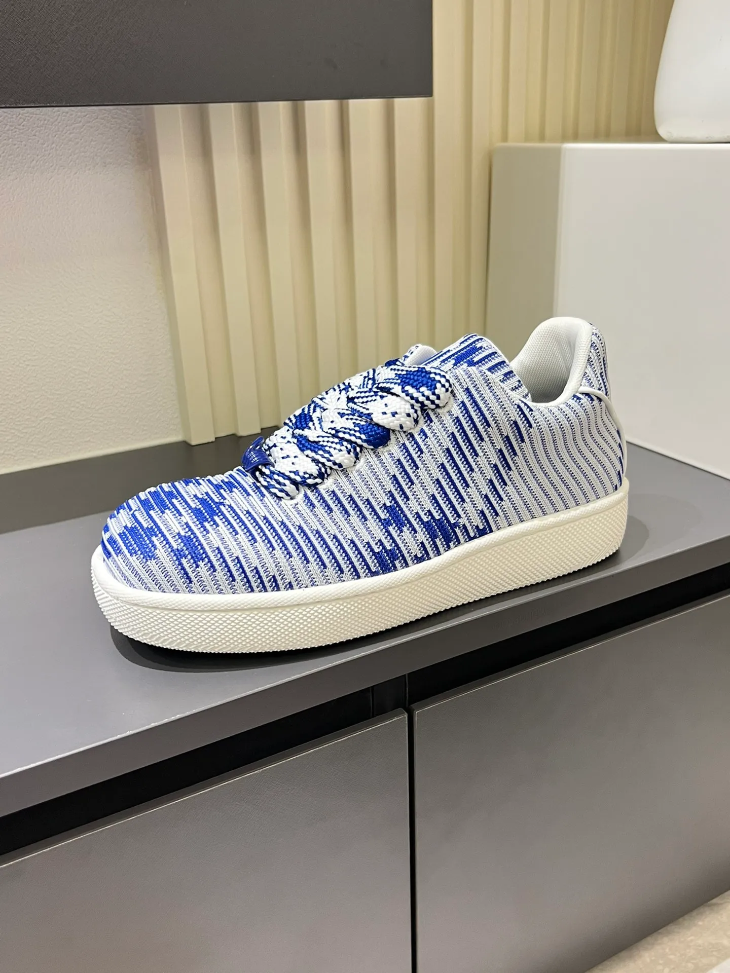 Men's shoes 💰p380 "Burberr*" new thick-soled men's casual sports shoes, cool sneakers and bread shoes, originally purchased and developed, the top version of Box series sports shoes, made of smooth calfskin fabric, embellished with embossed Equestrian Knight logo (EKD). Made of mesh lining, the laces are decorated with metal coils, the rubber soles are decorated with the Burberry letter logo, and the original molded 3.5CM two-color T men's shoes 💰pU outsole! Male 38-44 (45 customized)